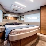 Scheda tecnica e foto del nuovo flybridge Ferretti 450
