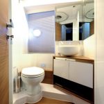 Scheda tecnica e foto del nuovo flybridge Ferretti 450