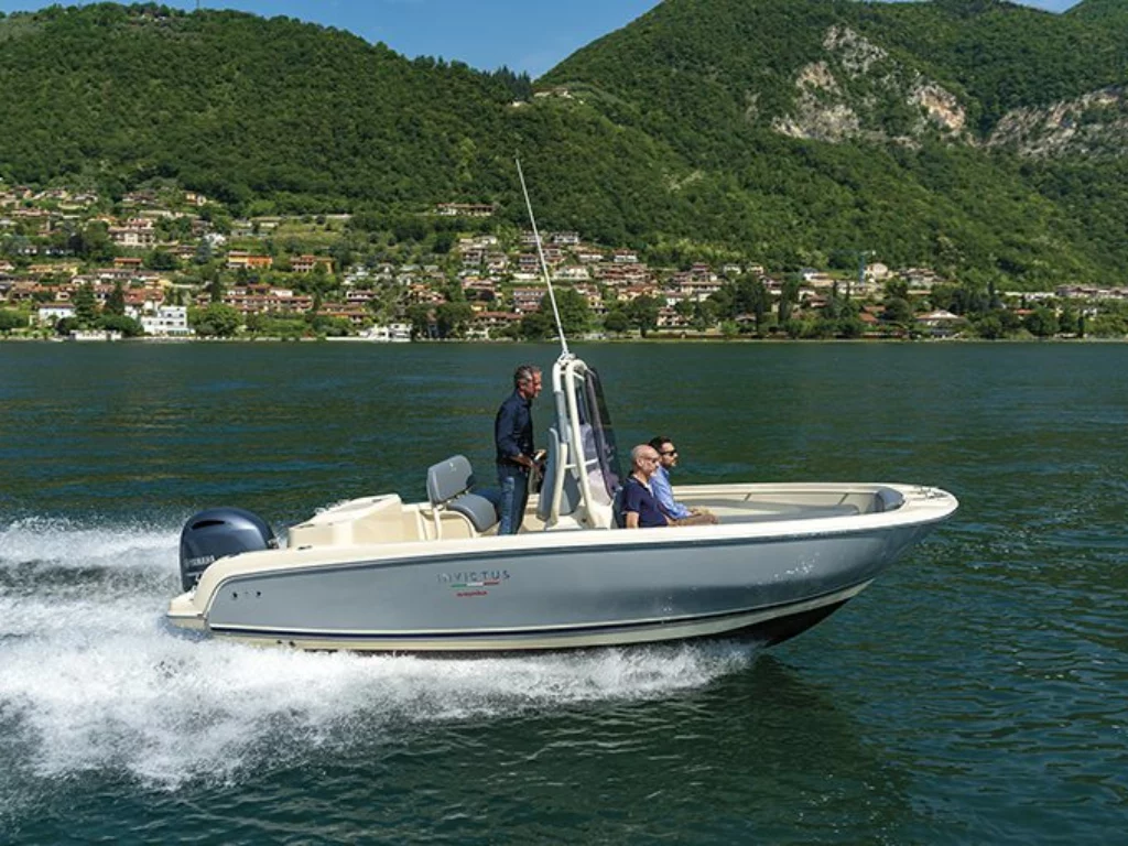 Invictus Yacht HX 200