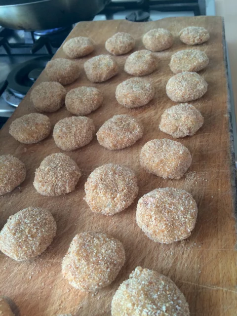 preparazione-polpette di pesce-pangrattato