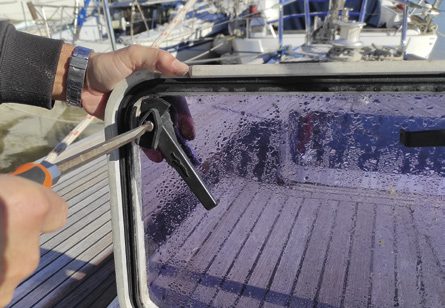 manutenzione della barca d'inverno-la coperta