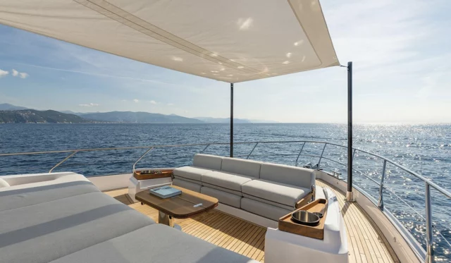Azimut 68 fly