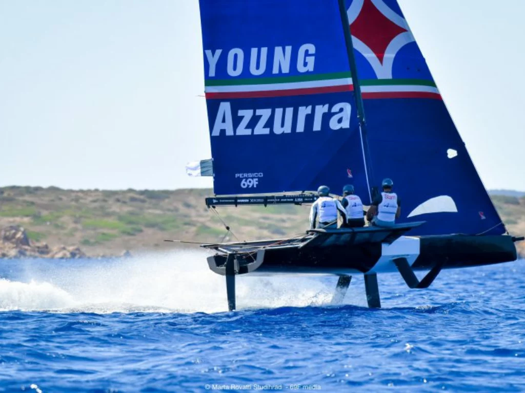 Young Azzurra in navigazione nelle acque di casa a Porto Cervo