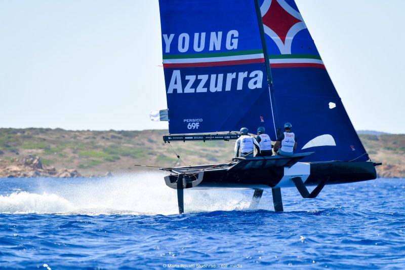 Young Azzurra in navigazione nelle acque di casa a Porto Cervo