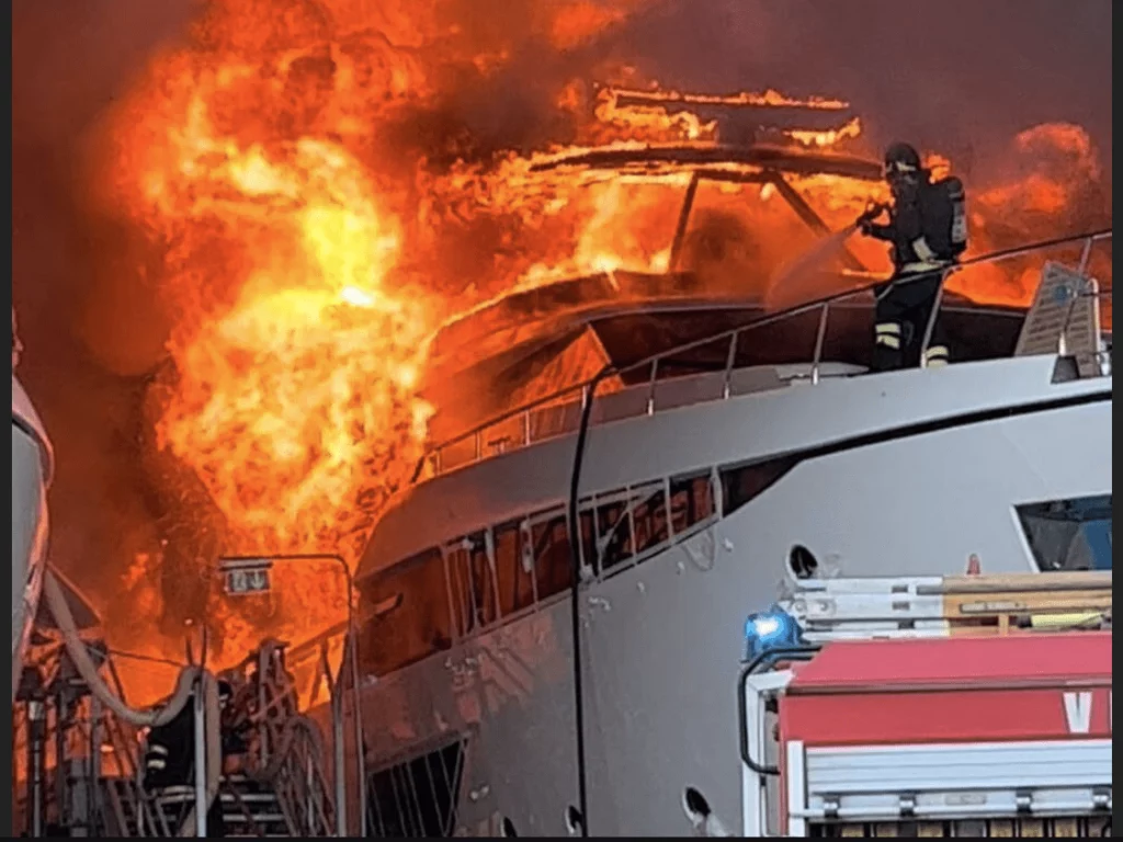 incendio-ferretti-yachts-cattolica-01