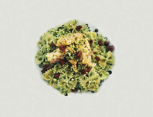 Farfalle di farro con pesto di rucola e salmone