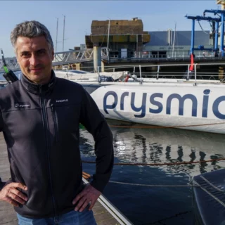 Giancarlo Pedote accanto all'IMOCA Prysmian nel porto di Lorient. Photo @Matteo Mangherini / NOESIS / Prysmian