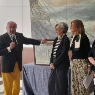 Daniele Busetto premia Annalisa Comes al Premio Letterario Marincovich
