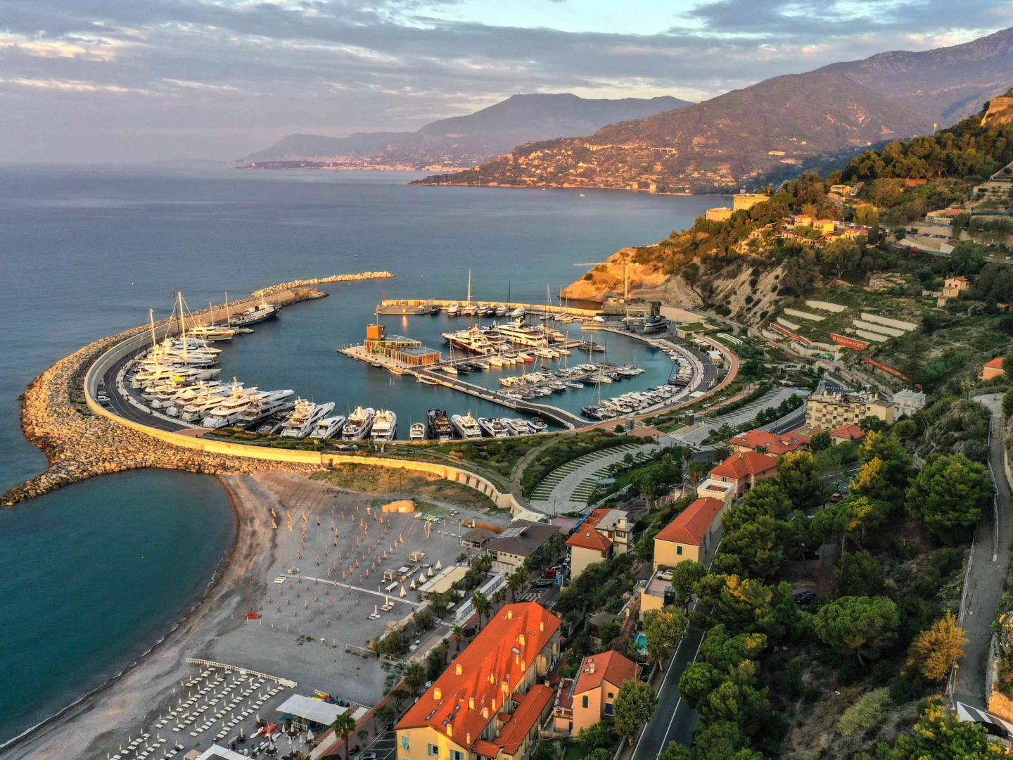 Cala del Forte a Ventimiglia ottiene la Bandiera Blu 2024 per il secondo anno consecutivo, premiato per le sue eccellenti pratiche ambientali