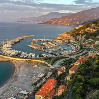 Cala del Forte a Ventimiglia ottiene la Bandiera Blu 2024 per il secondo anno consecutivo, premiato per le sue eccellenti pratiche ambientali