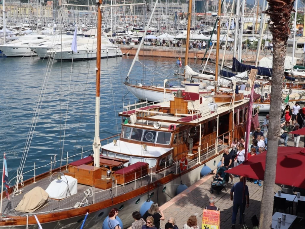 Scopri la magia del Classic Boat Show: barche storiche, eventi emozionanti e cultura marinara. Visita www.marinagenova.it.