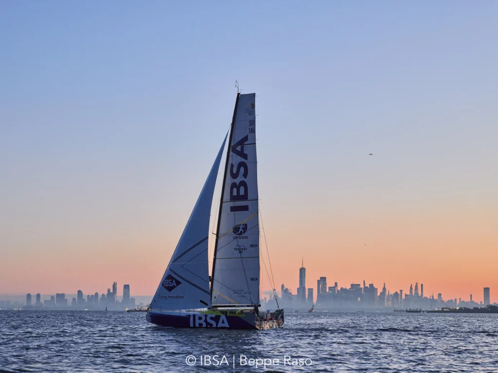 Alberto Bona, quinto alla Transat CIC, affronta sfide e successi nell'epico viaggio verso New York a bordo del Class40 IBSA.