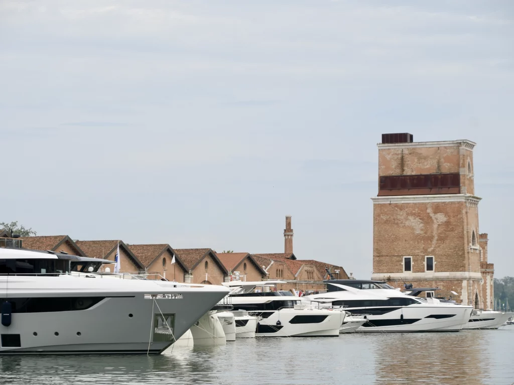 Salone Nautico Venezia: dal 29 maggio al 2 giugno, scopri yacht, innovazioni e sostenibilità nella splendida cornice dell'Arsenale