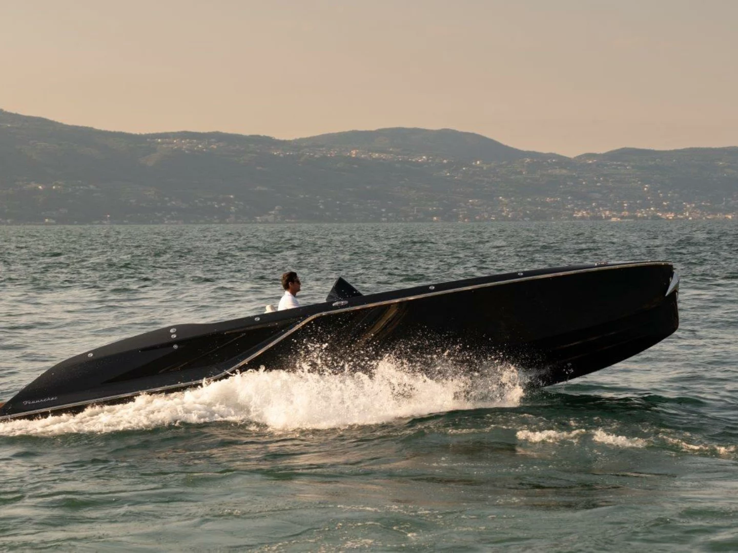 Frauscher Italia, con Officina Lupo, presenta il Fantom Air al Boat Show del Lago Maggiore, un'elegante day cruiser per appassionati di nautica