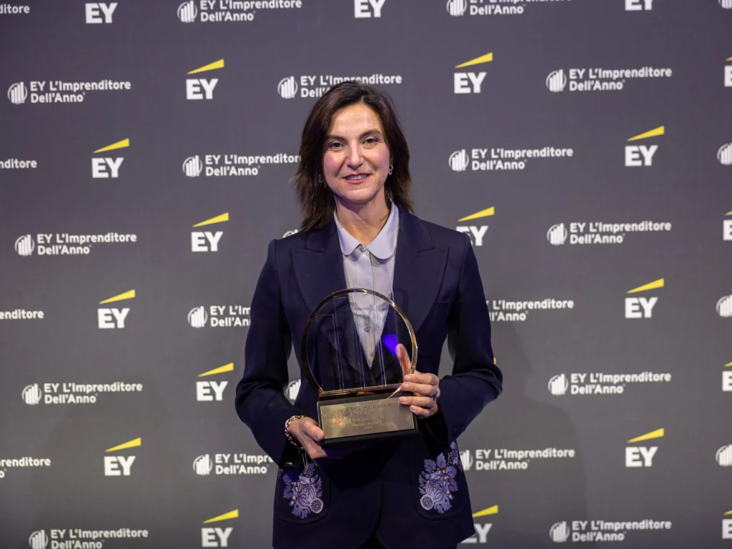 Giovanna Vitelli vince il premio EY Imprenditore dell'Anno 2024 per innovazione e sostenibilità nel settore nautico.