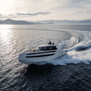 Invictus ST550: l’equilibrio perfetto tra eleganza, spazio e innovazione. Scoprila al Cannes Yachting Festival 2025!