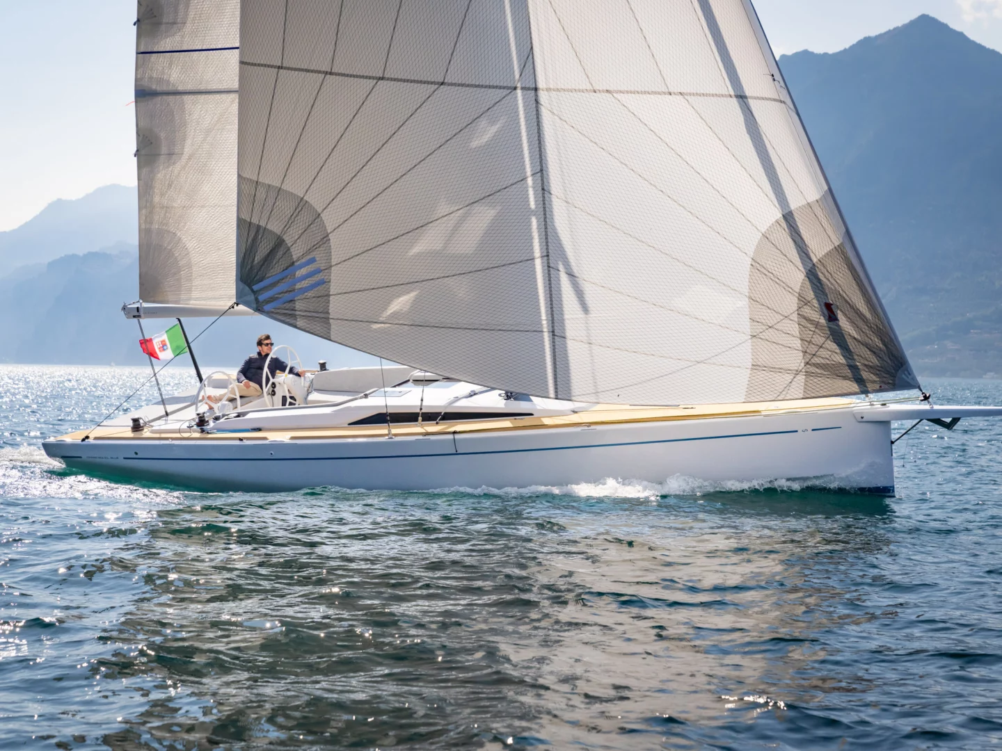 Grand Soleil Blue: il primo weekender 33' riciclabile con propulsione elettrica. Prestazioni veliche e design italiano sostenibile.