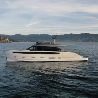Seadeck 7 di Azimut vince agli Yacht Style Awards 2025 e debutta in Asia al Singapore Yachting Festival.