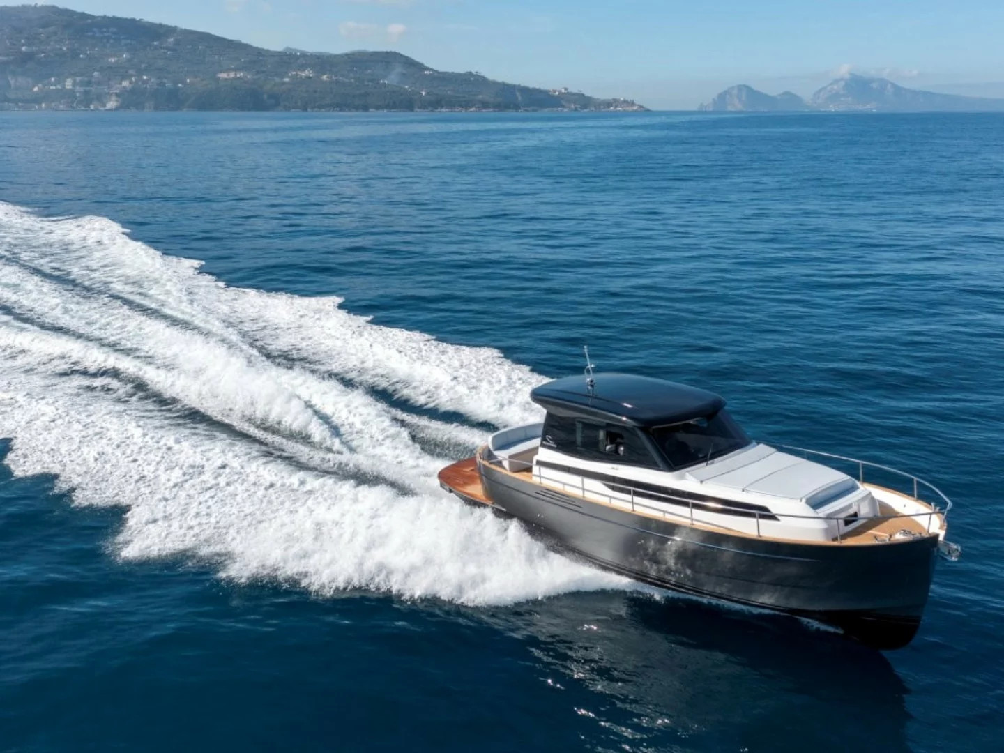 Apreamare debutta al Newport Beach Boat Show con il Gozzo 38 Cabin, portando l'eleganza 