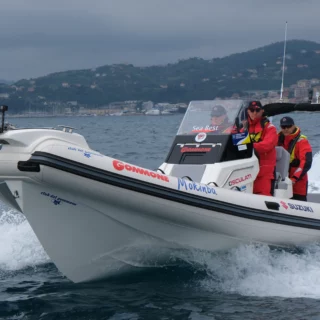 Missione Olimpia 2025: il raid di 3.850 miglia del Club del Gommone con Suzuki unisce Varazze alla Grecia verso Milano-Cortina 2026.