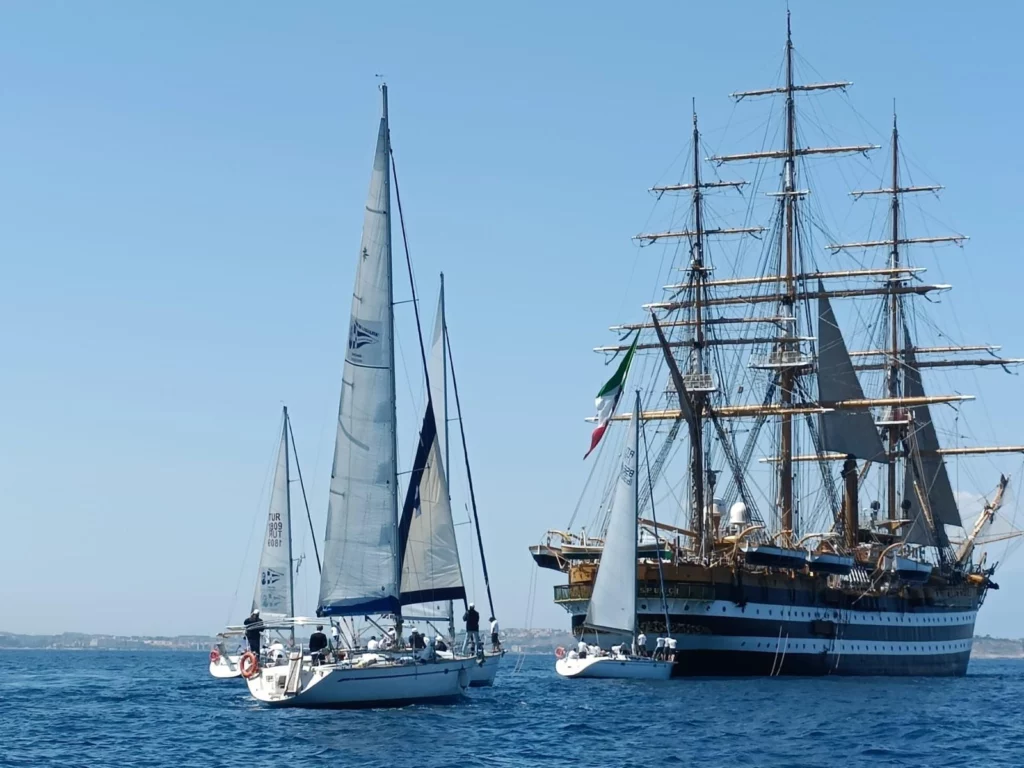 Il Vespucci saluta Ostia: omaggio in mare con le barche della legalità della LNI nel Tour Mediterraneo 2025.