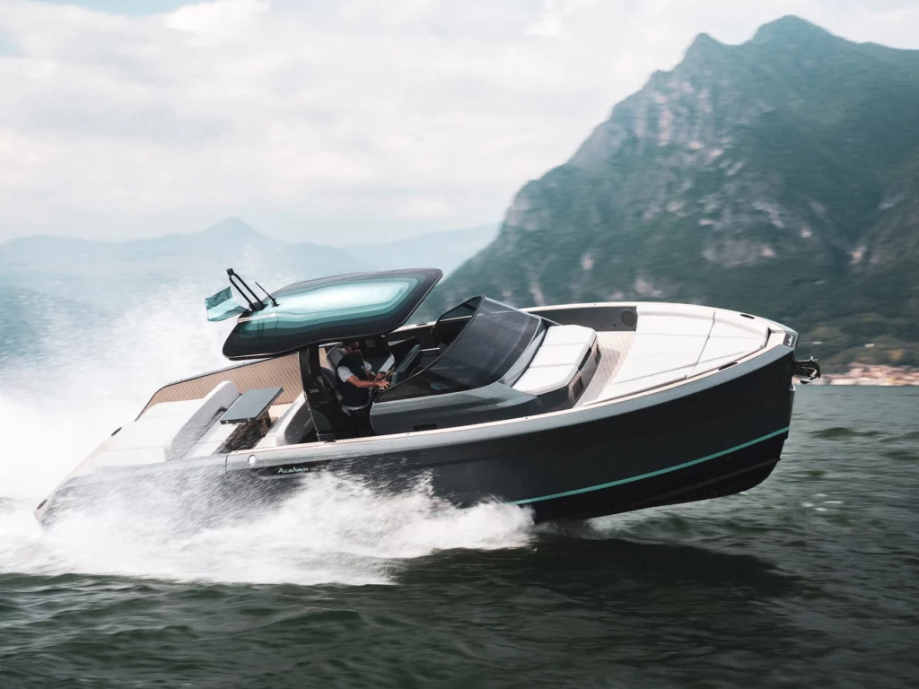 Debutta a Venezia l'Astor 36 by Daniel Arsham: yacht da collezione Bellini con tecnologia blockchain e design unico.
