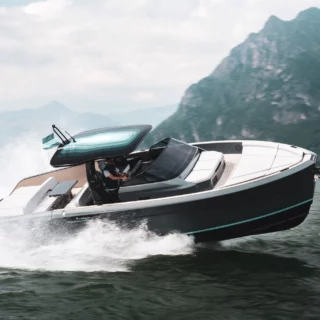 Debutta a Venezia l'Astor 36 by Daniel Arsham: yacht da collezione Bellini con tecnologia blockchain e design unico.