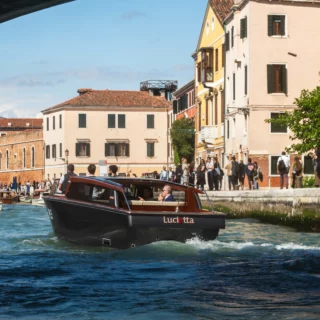 Lucietta, il primo taxi elettrico di Venezia di Repower, debutta al Salone Nautico: 100% green e silenzioso.