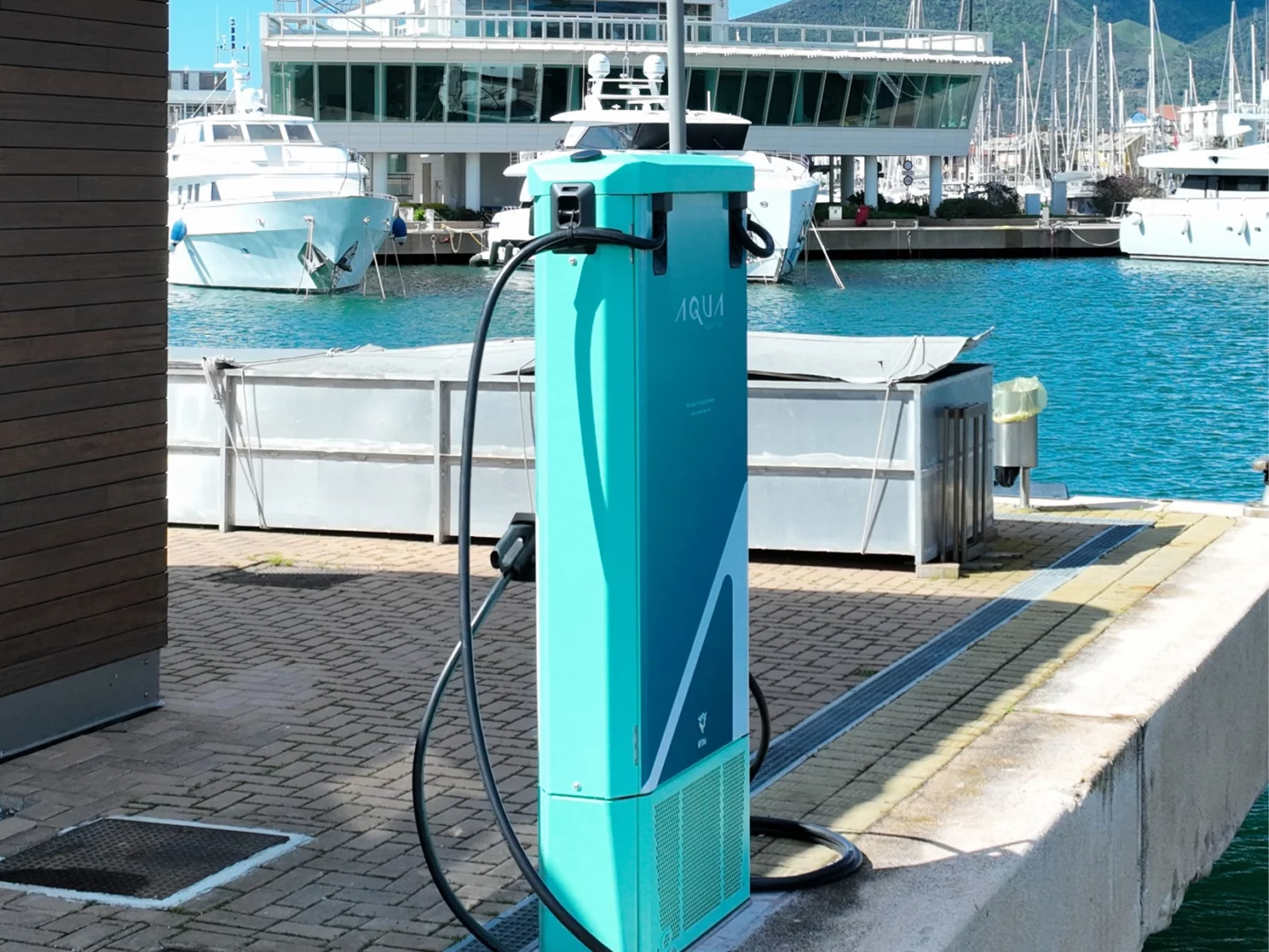 A Marina di Loano arrivano stazioni di ricarica per barche elettriche e due nuove auto a noleggio green.