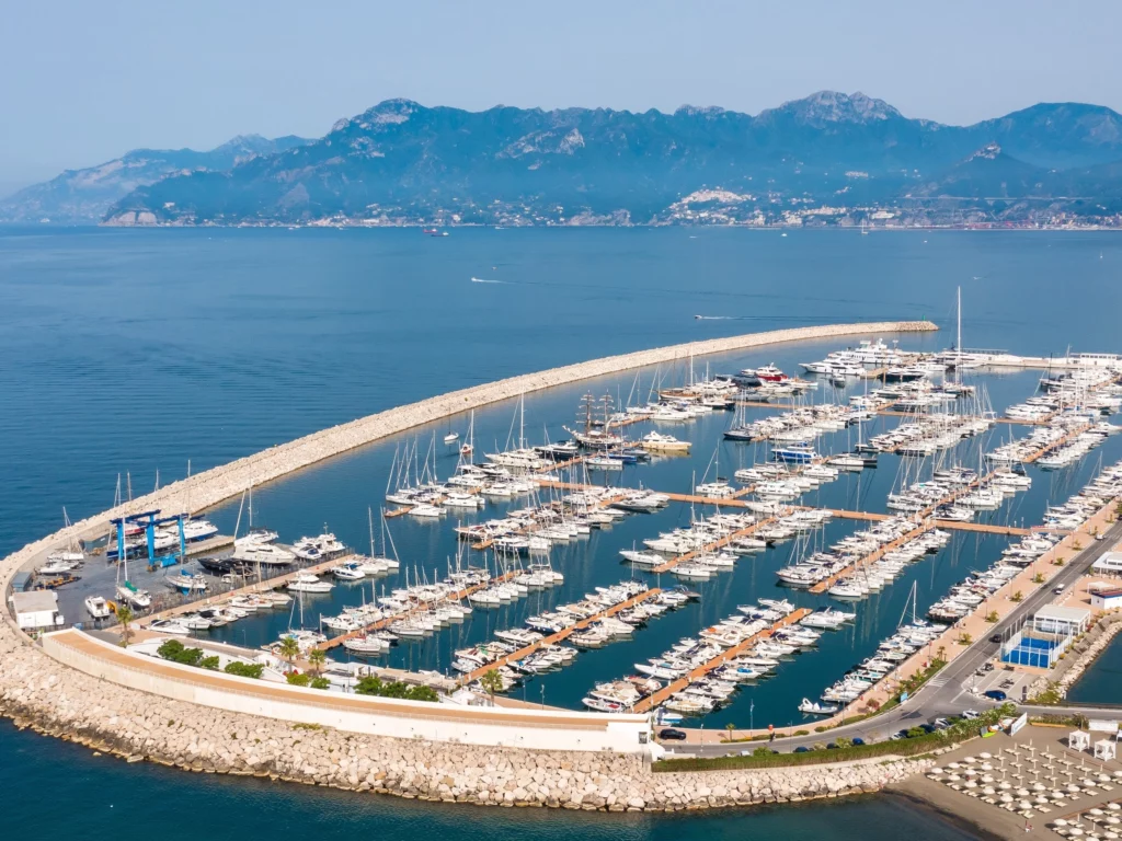 Marina d'Arechi ottiene l'undicesima Bandiera Blu consecutiva e inaugura la stagione estiva 2025 con novità e un ricco programma di eventi a Salerno.