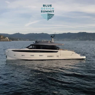 Azimut Seadeck 7 vince il Miglio Blue Design Awards 2025: yacht full-hybrid che riduce le emissioni di CO₂ fino al 40% con filosofia 