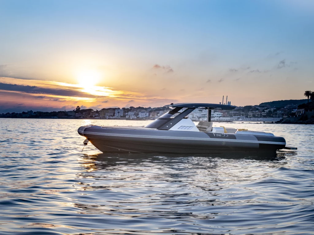 Fini 35 Full Carbon debutta a Venezia: semirigido in carbonio, hi-tech, veloce e confortevole. Scoprilo ora.