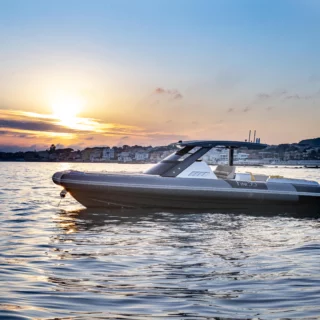 Fini 35 Full Carbon debutta a Venezia: semirigido in carbonio, hi-tech, veloce e confortevole. Scoprilo ora.