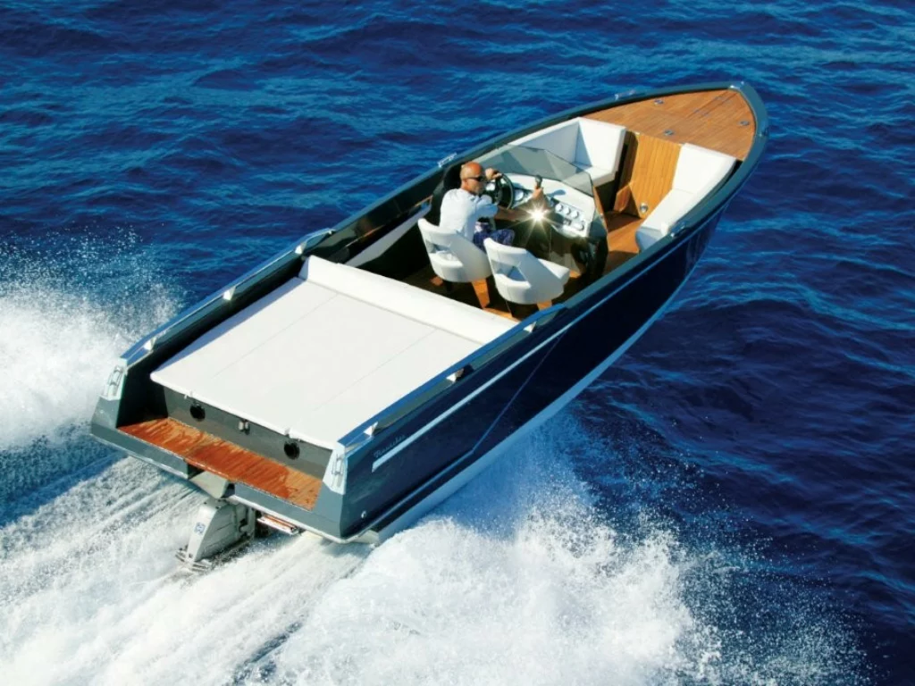 Frauscher torna a Venezia con 850 Fantom Air by Porsche, 740 Mirage Air elettrica Evoy e 686 Lido restaurata.