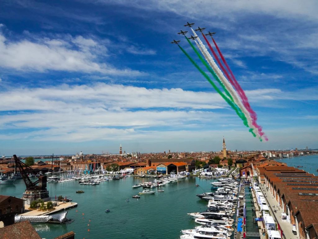 Inaugurato Salone Nautico Venezia 2025: 270 espositori, 300 imbarcazioni all'Arsenale. Aperto fino al 2 giugno.