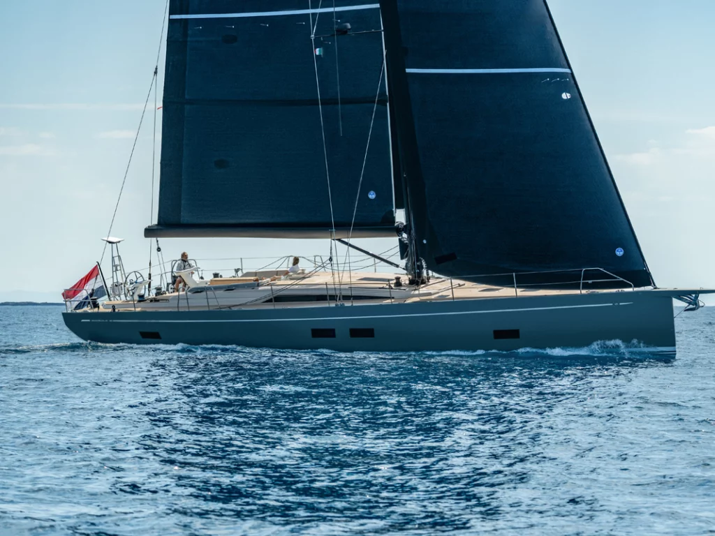 Il nuovo Grand Soleil 65 Performance unisce velocità, eleganza e sostenibilità in 21,60 metri di puro design.