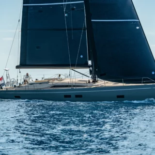 Il nuovo Grand Soleil 65 Performance unisce velocità, eleganza e sostenibilità in 21,60 metri di puro design.