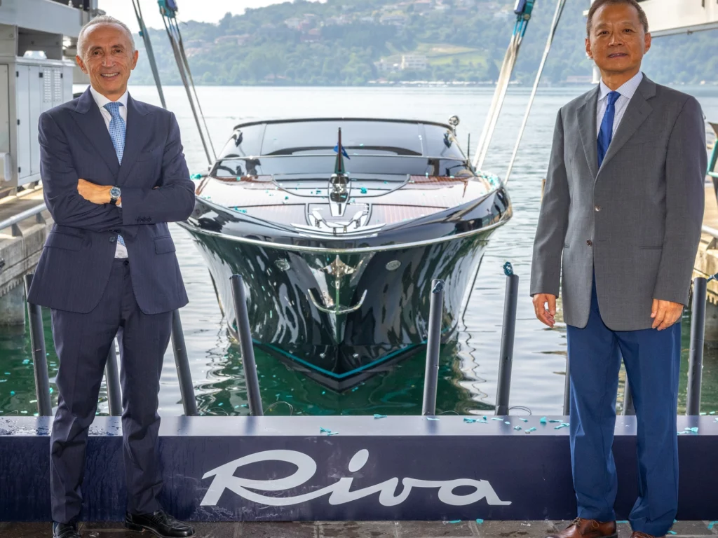 Ferretti Group vara il centesimo Rivamare 38 a Sarnico. Cerimonia con Presidente Jiang Kui celebra successo yacht Riva.