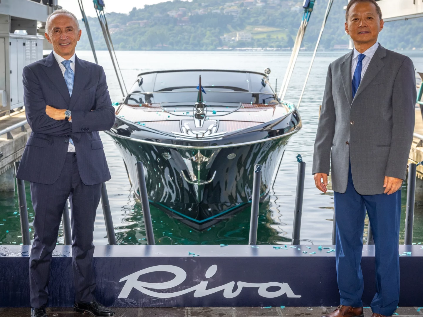 Ferretti Group vara il centesimo Rivamare 38 a Sarnico. Cerimonia con Presidente Jiang Kui celebra successo yacht Riva.