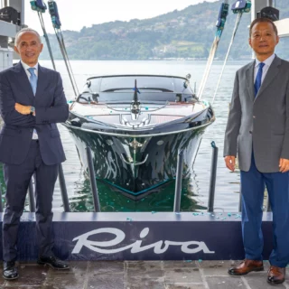 Ferretti Group vara il centesimo Rivamare 38 a Sarnico. Cerimonia con Presidente Jiang Kui celebra successo yacht Riva.