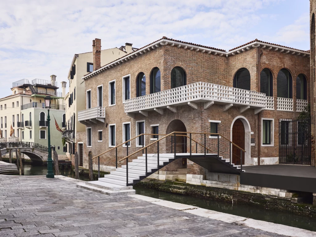 Casa Sanlorenzo, nuovo spazio culturale a Venezia, unisce arte, design e sostenibilità per la nautica di lusso.