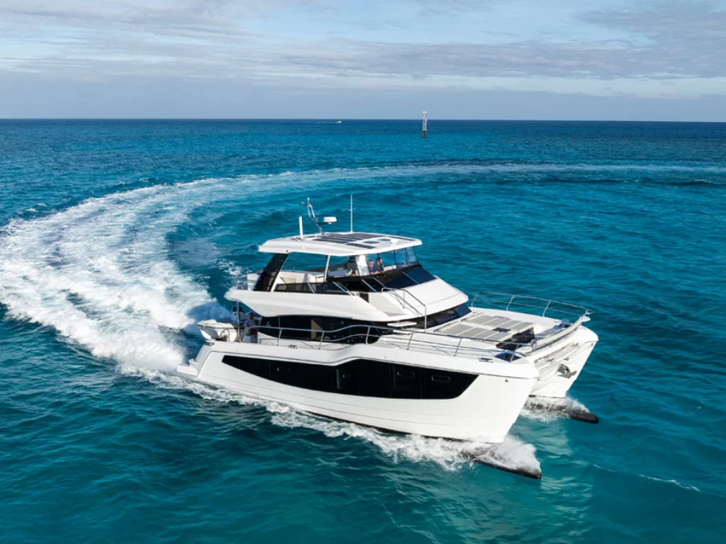 Aquila 50 Yacht debutta in Europa: comfort da superyacht e guida senza equipaggio al Cannes Yachting Festival.