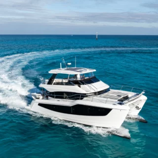 Aquila 50 Yacht debutta in Europa: comfort da superyacht e guida senza equipaggio al Cannes Yachting Festival.