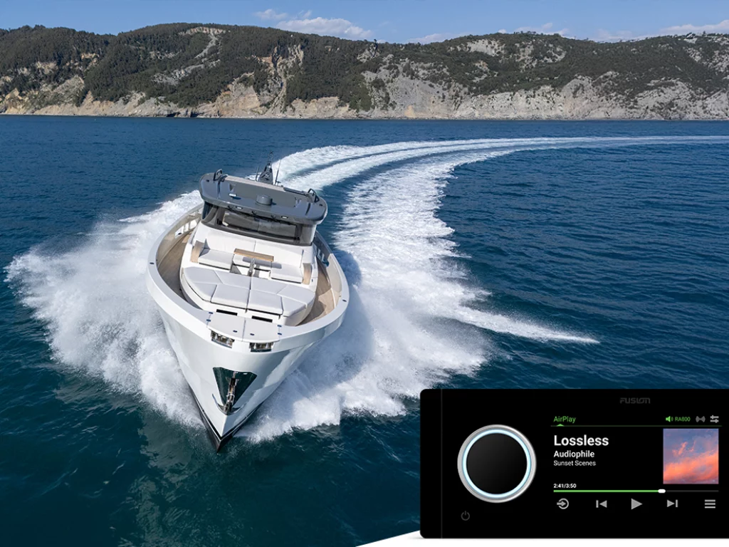 Fusion Apollo RA800: audio hi-fi, Wi-Fi integrato e potenza aumentata del 50% per l'intrattenimento in barca.