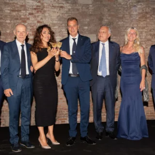 Giovanni Acampora premiato con il prestigioso Premio Venezia per il Mare 2025. Riconoscimento per l'impegno nella blue economy e innovazione sostenibile.
