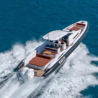 Sacs Tecnorib al Salone Nautico di Venezia 2025 con i modelli PIRELLI 50, REBEL 47 e STRIDER 11 Open Back.