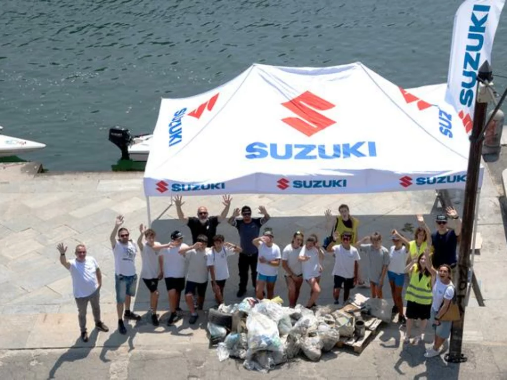 Suzuki, Torino e FIC unite per pulire il Po: raccolti 50kg di rifiuti. Motori con filtro microplastiche.