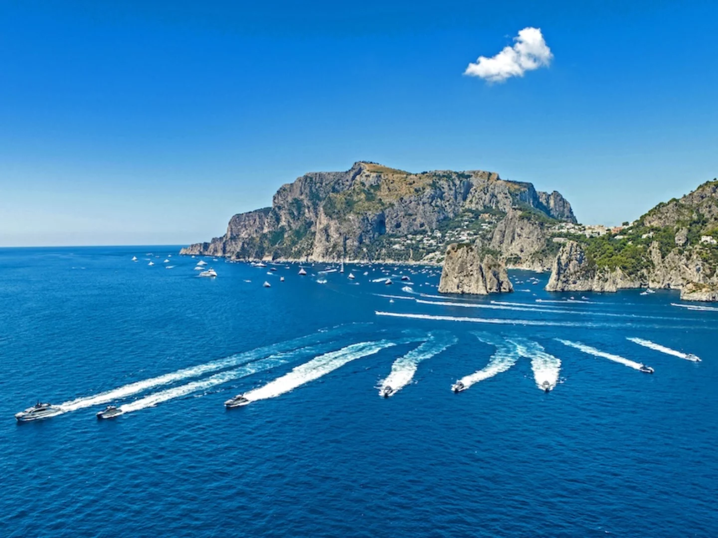 Pershing festeggia 40 anni a Capri con tre giorni di eventi esclusivi, yacht iconici e novità come il GTX70.