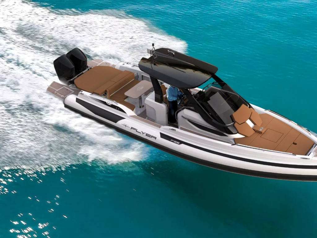 Flyer F38 in anteprima mondiale al Salone di Genova 2025: design audace, comfort e potenza fino a 800 hp.