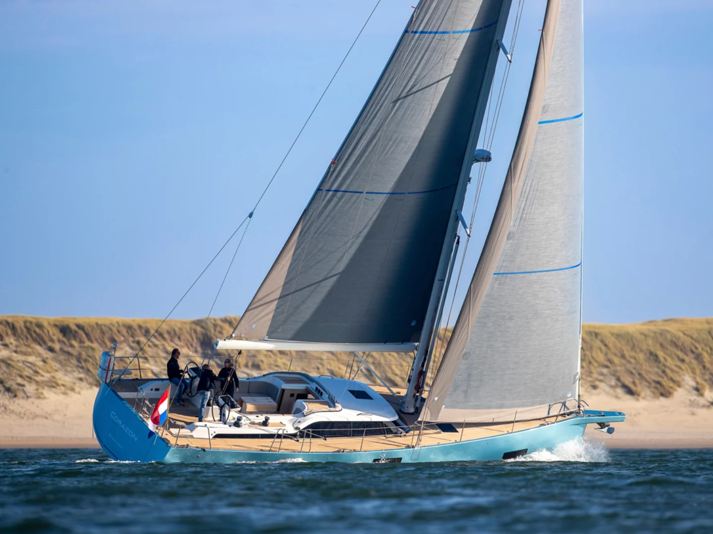 Contest Yachts presenta 63CS e 49CS al Cannes Yachting Festival 2025: eleganza, comfort e tecnologia olandese.
